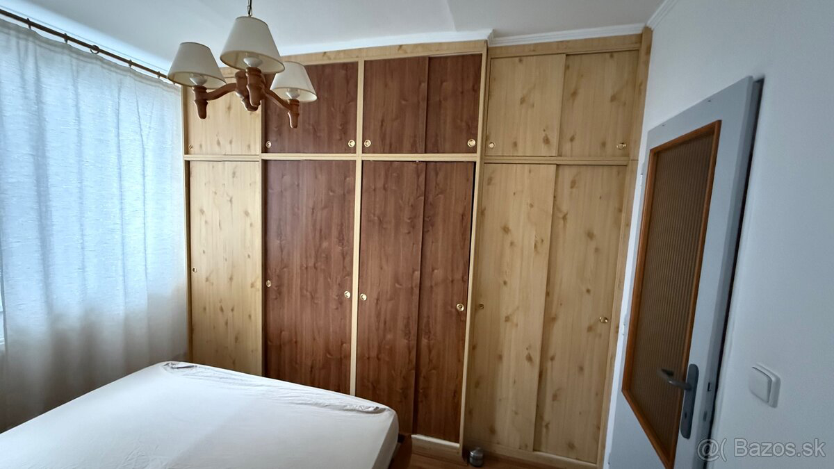 Vstavaná skriňa pred renováciou fóliami